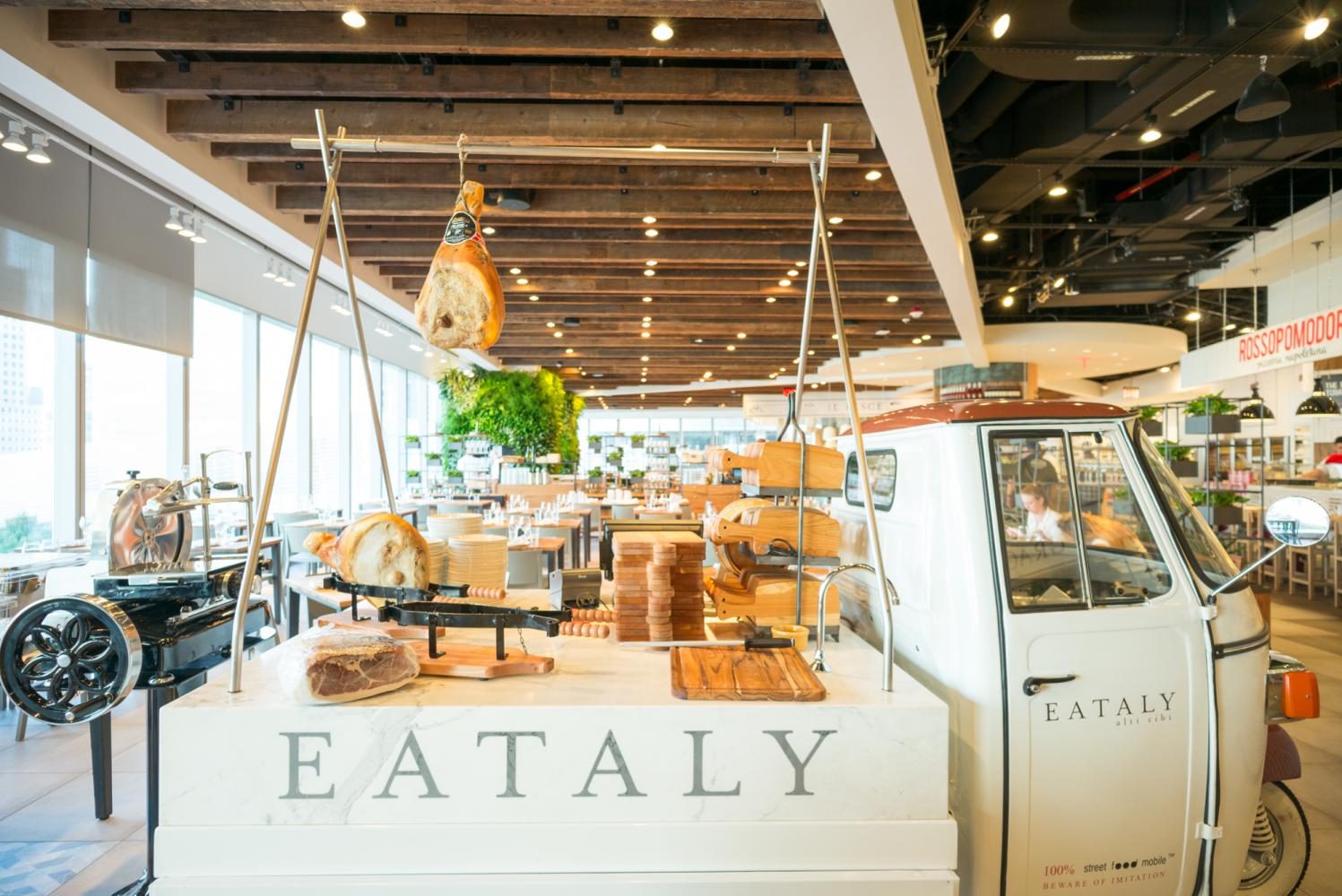 LA+residents+anticipate+the+grand+opening+of+Eataly+in+Century+City